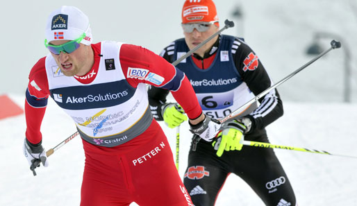 Tobias Angerer (r.) kam beim Petter Northug-Sieg (l.) auf Platz 13 ins Ziel