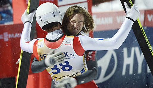 Die Norweger Andreas Stjernen (l.) und Tom Hilde bejubeln den Sieg