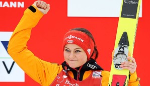 Carina Vogt hatte auch allen Grund ihren erneuten zweiten Platz in Tschaikowski zu bejubeln