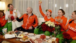 Party-Time: Darya Domracheva feierte mit Staatschef Lukaschenko ihren Olympia-Sieg.