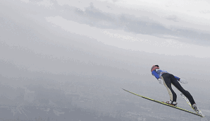 Skispringer Lukas Müller kann nach seinem Sturz wieder stehen