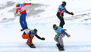 Beim Boardercross treten vier Snowboarder gegeneinander an
