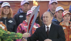 Wladimir Putin übernimmt das Olympische Feuer