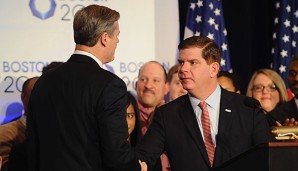 Bostons Bürgermeister Martin J. Walsh (r.) schlägt mit Governor Charlie Baker ein
