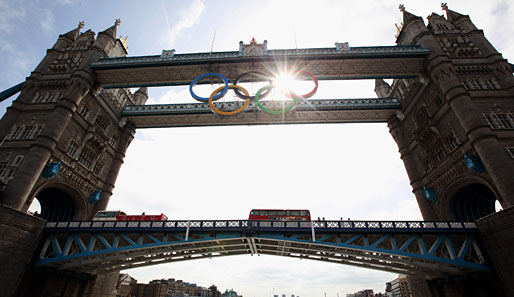 Die olympischen Ringe schmücken schon die Tower Bridge in London