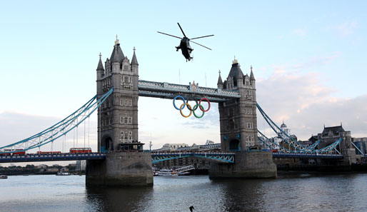 Ein Mitglied der Royal Marine seilte sich von einem Helikopter zum Tower of London ab