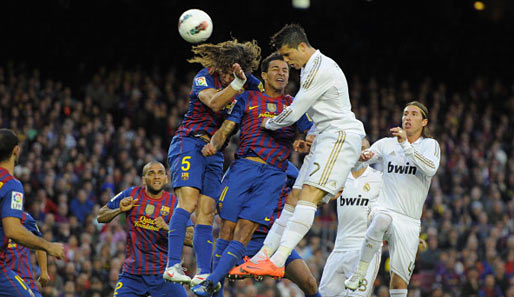 Diago Alcantara (m.) im Dreikampf mit Cristiano Ronaldo (r.) und Mitspieler Carles Puyol