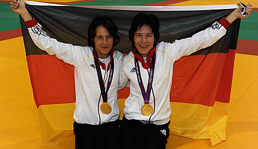 Die eineiigen Zwillinge Carmen (l.) und Ramona Brussig holten jeweils Gold bei den Paralympics in London