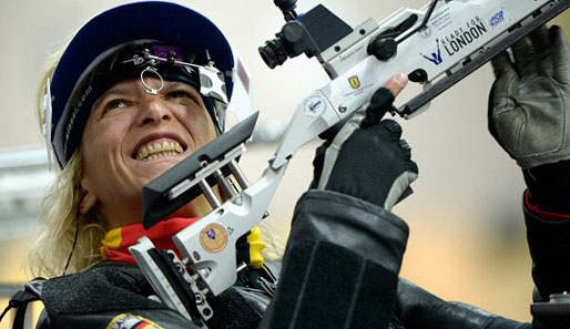 Manuela Schmermund freut sich über die erste deutsche Medaille bei den Paralympics