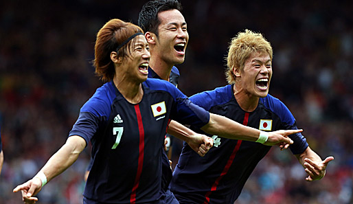Yoki Otsu (l.) feiert seinen Siegtreffer gegen Spanien