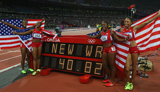 Stolz präsentieren die US-Sprinterinnen ihre neue Weltrekord-Zeit
