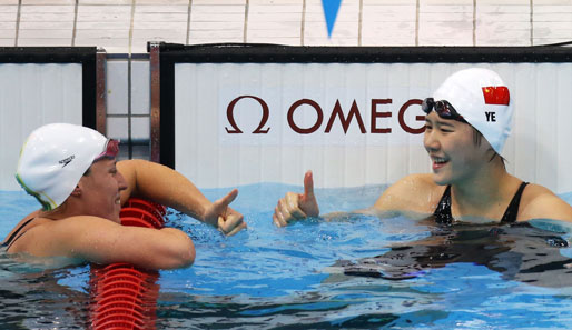 Alicia Coutts (l.) gratuliert Ye Shiwen zum zweiten Olympia-Gold