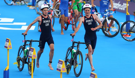 Die Brüder Alistair und Jonathan Brownlee stehen gemeinsam auf dem Podium des Olympia-Triathlons