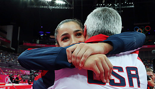 Innige Umarmung mit ihrem Coach: Alexandra Raisman feiert ihre Goldmedaille