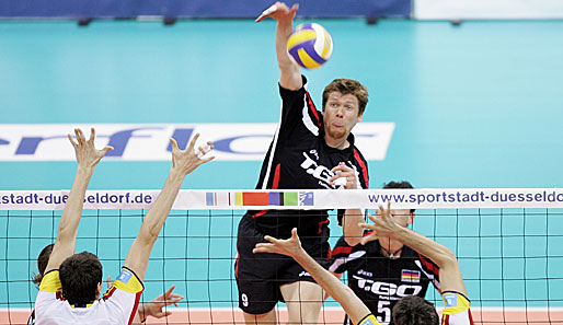 Stefan Hübner (M.) will sein Team erfolgreich durch die Olympia-Qualifikation führen