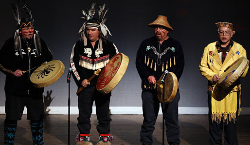 Vertreter der First Nations heißen die Olympia-Gäste in British Columbia Willkommen