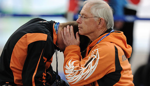 Sven Kramer (l.) musste sich nach seiner Disqualifikation im Eisschnelllauf trösten lassen