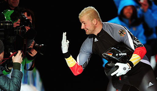 Er zeigt es freudestrahlend an: Vier Gold-Medaillen hat Andre Lange bei Olympischen Spielen geholt