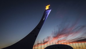 In Sotschi reckt sich die olympische Flamme gen Himmel empor