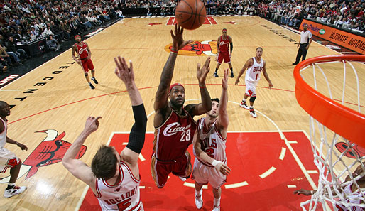LeBron James zieht im Spiel bei den Bulls zum Korb