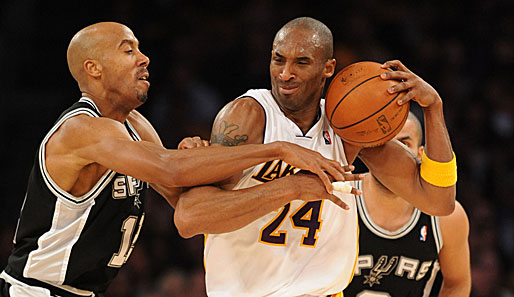 Auch Bruce Bowen (Spurs) konnte Kobe Bryant (r.) nicht stoppen