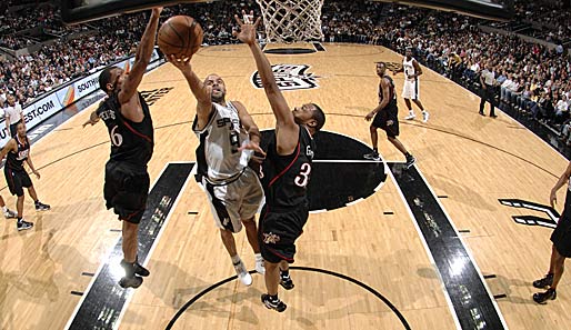 San Antonios Tony Parker (Mitte) rettete den Spurs den Sieg über Philadelphia