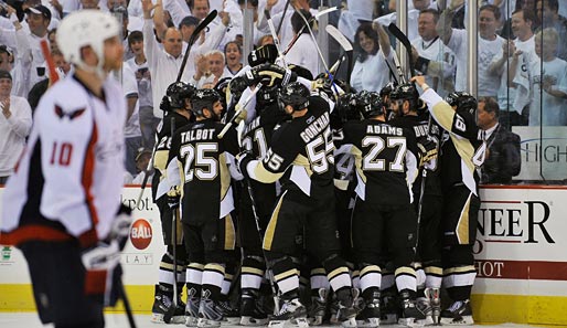 Die Pittsburgh Penguins jubeln über den Sieg in der Overtime