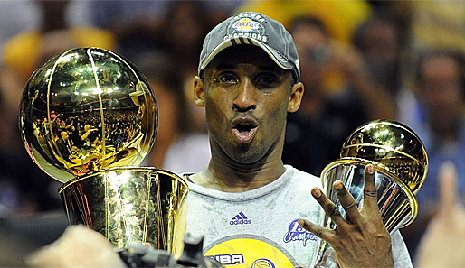 Kobe Bryant zeigt es selbst an - seinen vierten NBA-Titel hat er dieses Jahr geholt