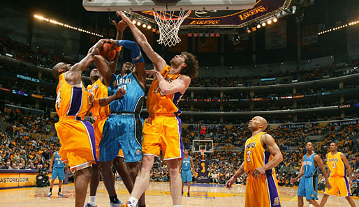 Kein Durchkommen: Die Lakers-Defense hatte Orlandos Superman Dwight Howard im Griff