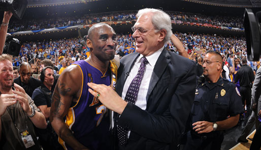 Phil Jackson, hier mit Kobe Bryant, wird die Lakers wohl auch in der kommenden Saison coachen