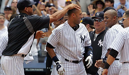 Magische Marke geknackt: Derek Jeter feiert seinen 3000 Hit mit den Yankees-Teamkollegen