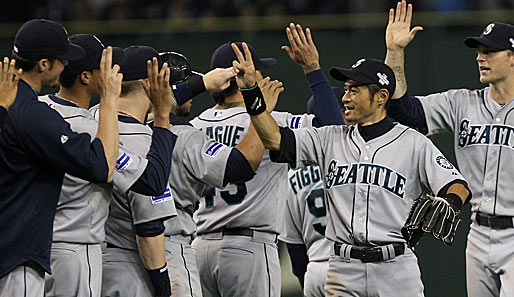 Ichiro (2.v.r.) feiert mit seinen Kollegen einen hart umkämpften Auftaktsieg in seiner Heimat