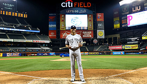 Mariano Rivera von den Yankees posiert mit seiner MVP-Trophäe