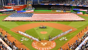 Doch der Reihe nach. : Eine Prise Patriotismus musste vor dem Spiel natürlich auch sein! Irgendwie müssen wir bei Baseball-Nationalhymnen immer an Enrico Palazzo denken ...