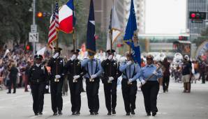 Aber halt! Vor dem "Siegeszug" darf auf einer solchen Parade natürlich auch die amerikanische (und texanische) Flagge nicht fehlen