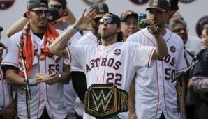 Und Josh Reddick führte einen von Triple H gespendeten Championship Belt spazieren. Man beachte das Astros-Logo auf der Seite!