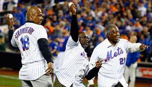 Darryl Strawberry wirft den ersten Pitch in einem Spiel der New York Mets