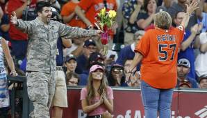 Beim Spiel der Astros überraschte nämlich ein Soldat, der lange im Einsatz in Übersee war, überraschte seine Mutter auf dem Spielfeld.