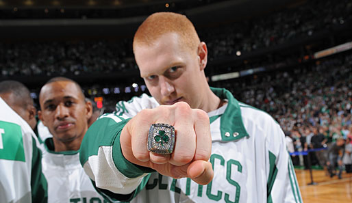 Stolz präsentiert Brian Scalabrine seinen NBA-Championship-Ring von 2008