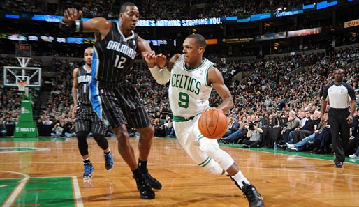 Kampf um jeden Zentimeter: Orlando-Center Dwight Howard (l.) gegen Celtics-Playmaker Rajon Rondo