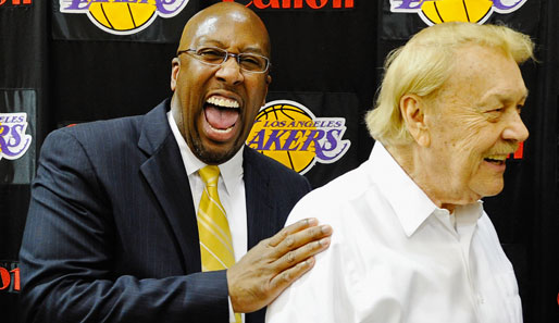 Oh happy day! Mike Brown (l.) zeigte sich neben Lakers-Besitzer Jerry Buss sichtlich erfreut