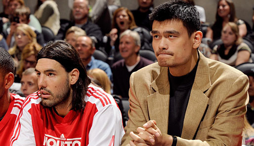 Eine Fußverletzung zwang Yao Ming (r.) von den Houston Rockets zum Zuschauen