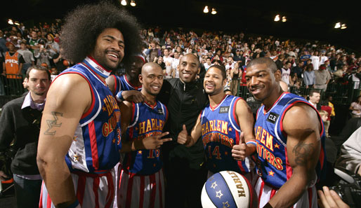 Auf ein Bild mit den Harlem Globetrotters hat es Kobe Bryant (M.) zumindest schon mal geschafft