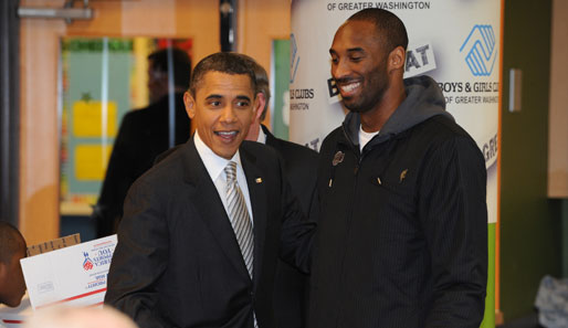 US-Präsident Barack Obama (l.) will Lakers-Star Kobe Bryant wieder auf dem Feld spielen sehen
