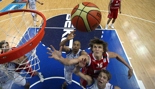Von CSZKA Moskau zurück in die NBA: Der Russe Andrei Kirilenko (M.)