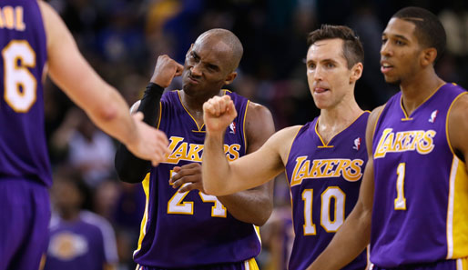 Steve Nash (M.) hatte beim Comeback direkt großen Anteil am Erfolg der Lakers