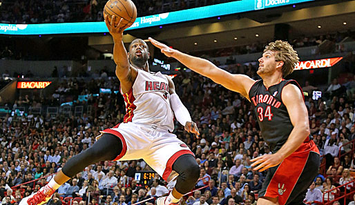 Miamis Superstar Dwyane Wade (l.) erzielte gegen die Toronto Raptors 35 Punkte
