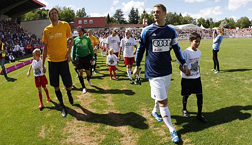 Dirk Nowitzki (l.) zeigte auch bei seinem Benefizspiel gegen Manuel Neuer soziales Engagement