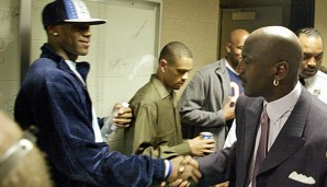 Treffen mit dem Idol: Der junge Lebron James (l.) schüttelt Michael Jordan nach einem Wizards-Spiel die Hand