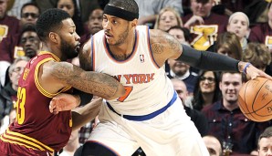 Carmelo Anthony (r.) und die New York Knicks bleiben durch den Sieg weiter an den Playoffs dran